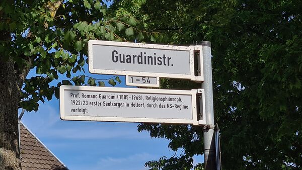 Straßenschilder der Guardinistraße in Holtorf